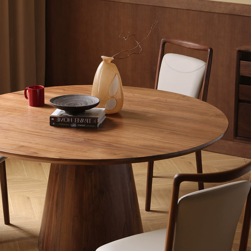 mesa de comedor redonda con acabado en madera de nogal