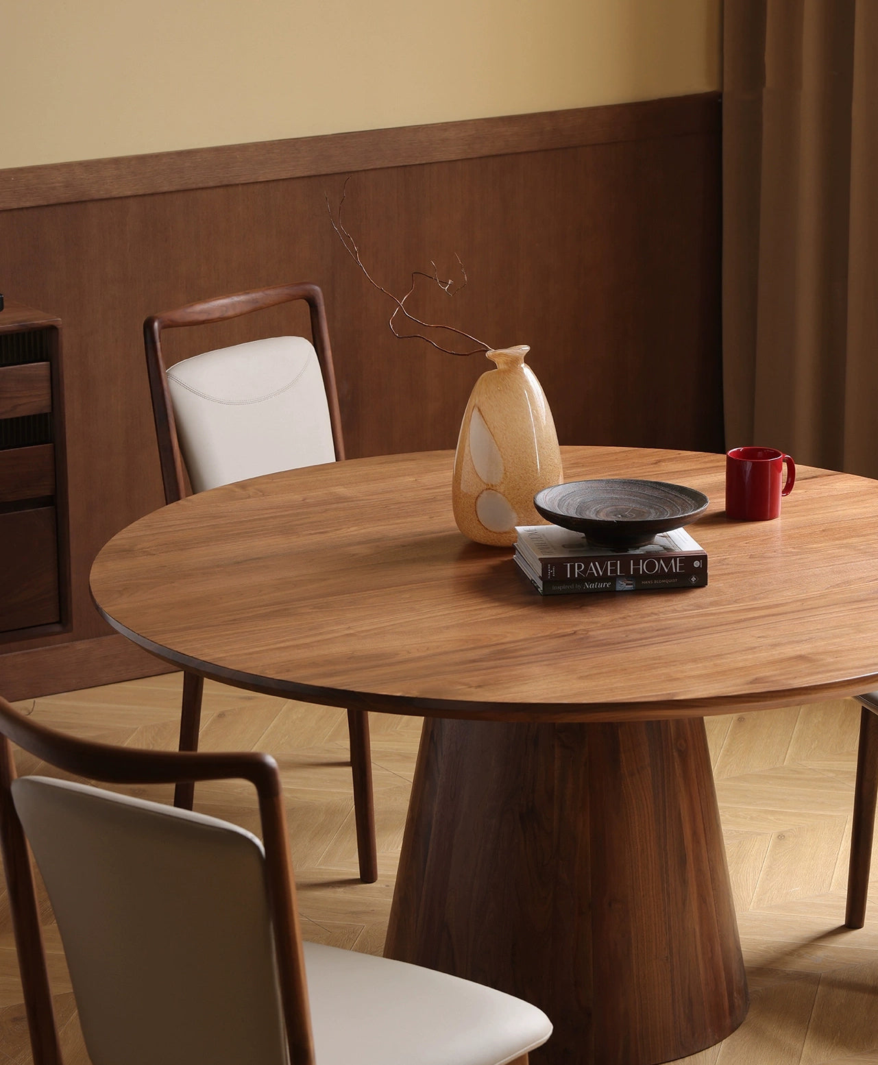 mesa de jantar redonda com acabamento em madeira de nogueira