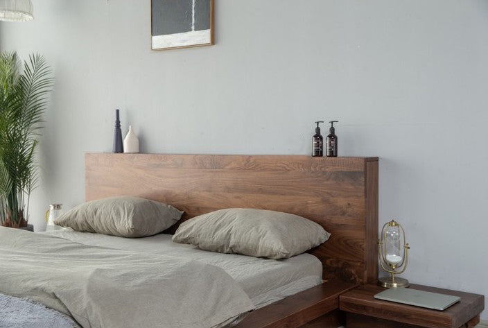 cama moderna de madera de nogal, estructura de cama de madera marrón de nogal de mediados de siglo
