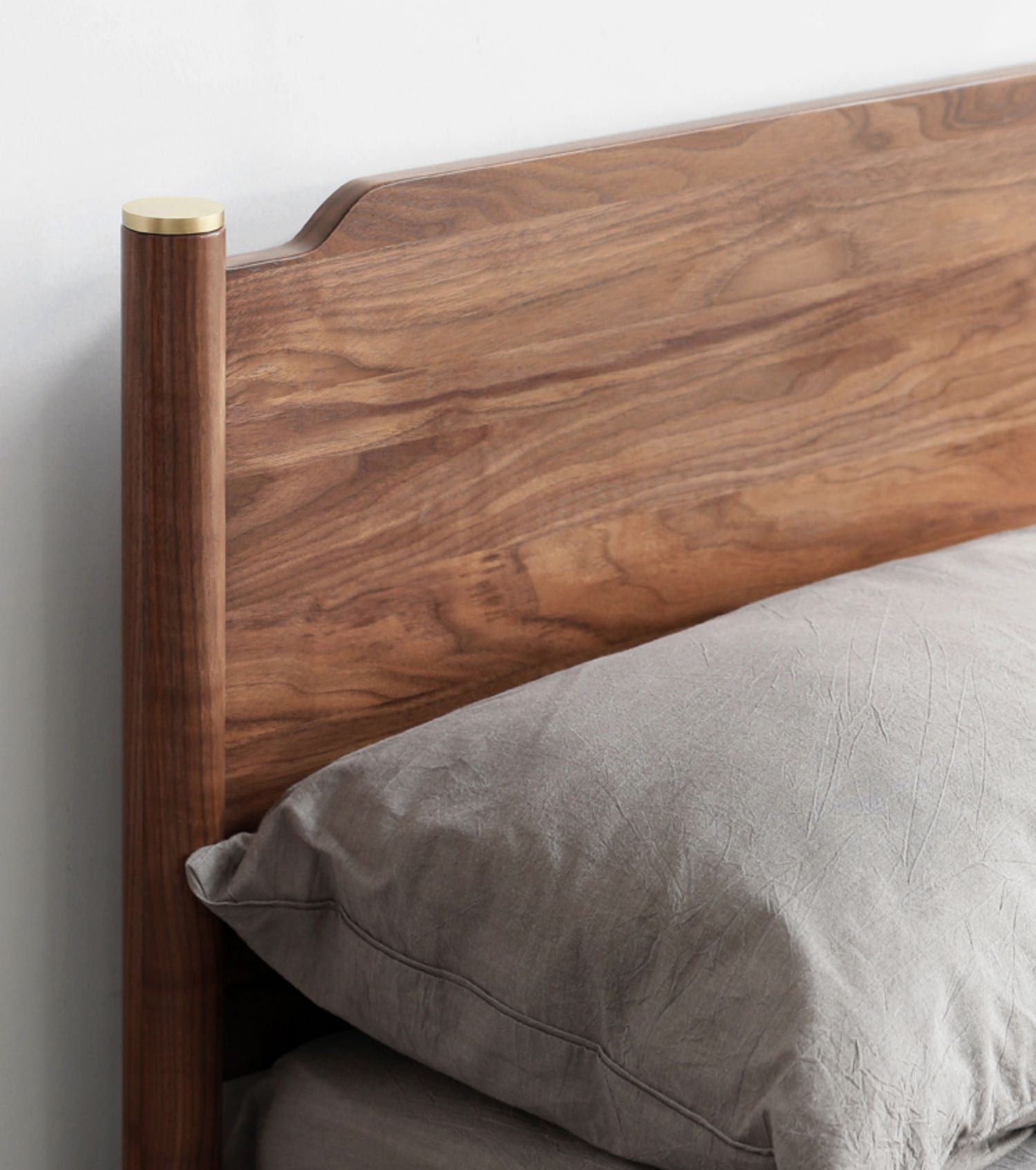 letto king size in legno massello di noce, letto a fuso in noce, letto in legno di noce