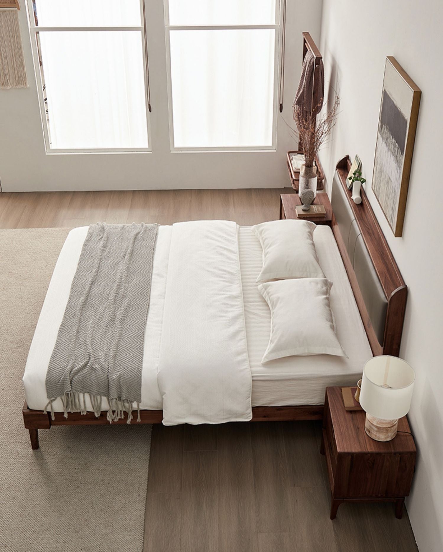 ウォールナット無垢材と革製ベッドフレーム、革製ベッド無垢材