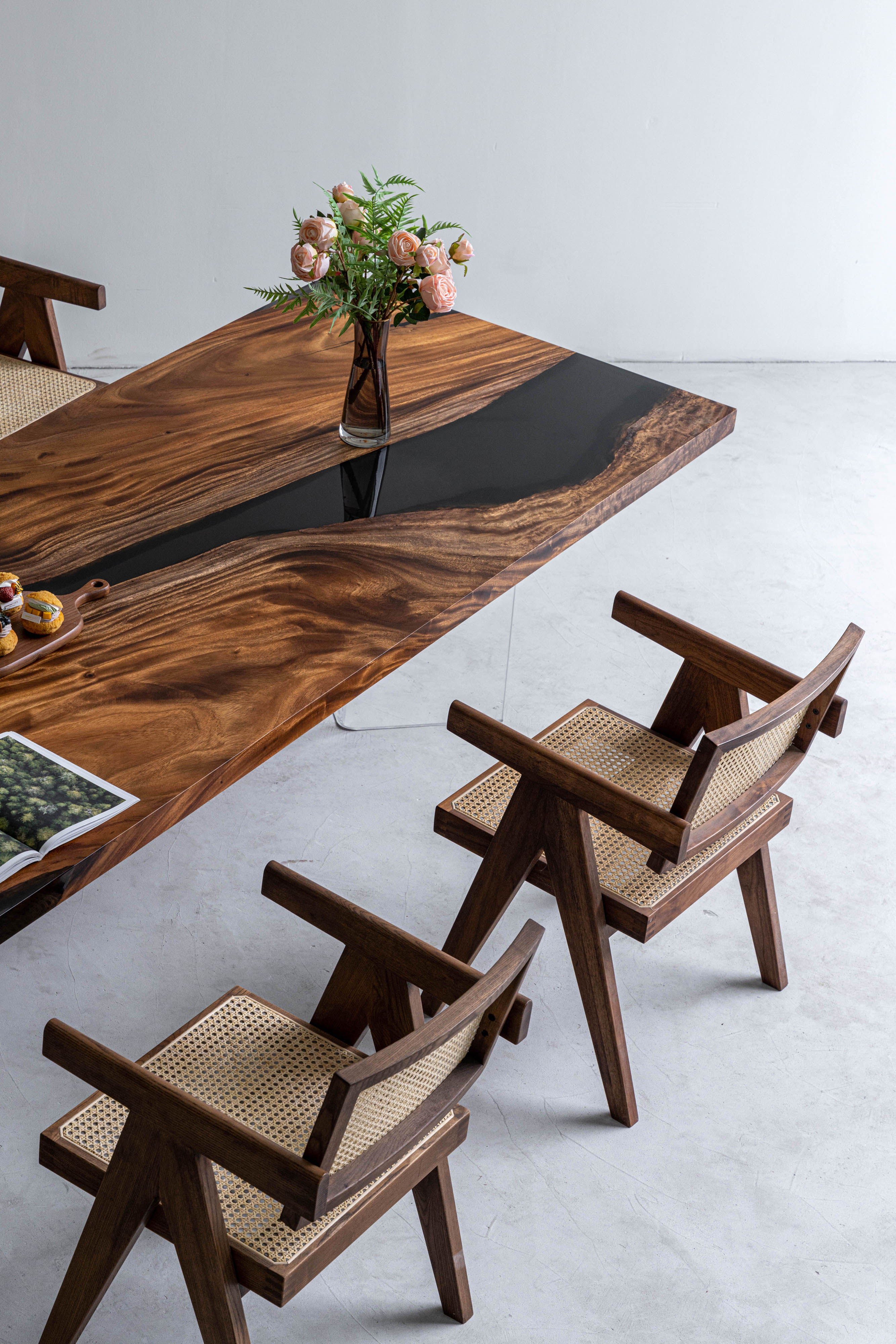 エポキシ樹脂テーブルにブラックウォールナット色に染色、南米ウォールナット材を使用