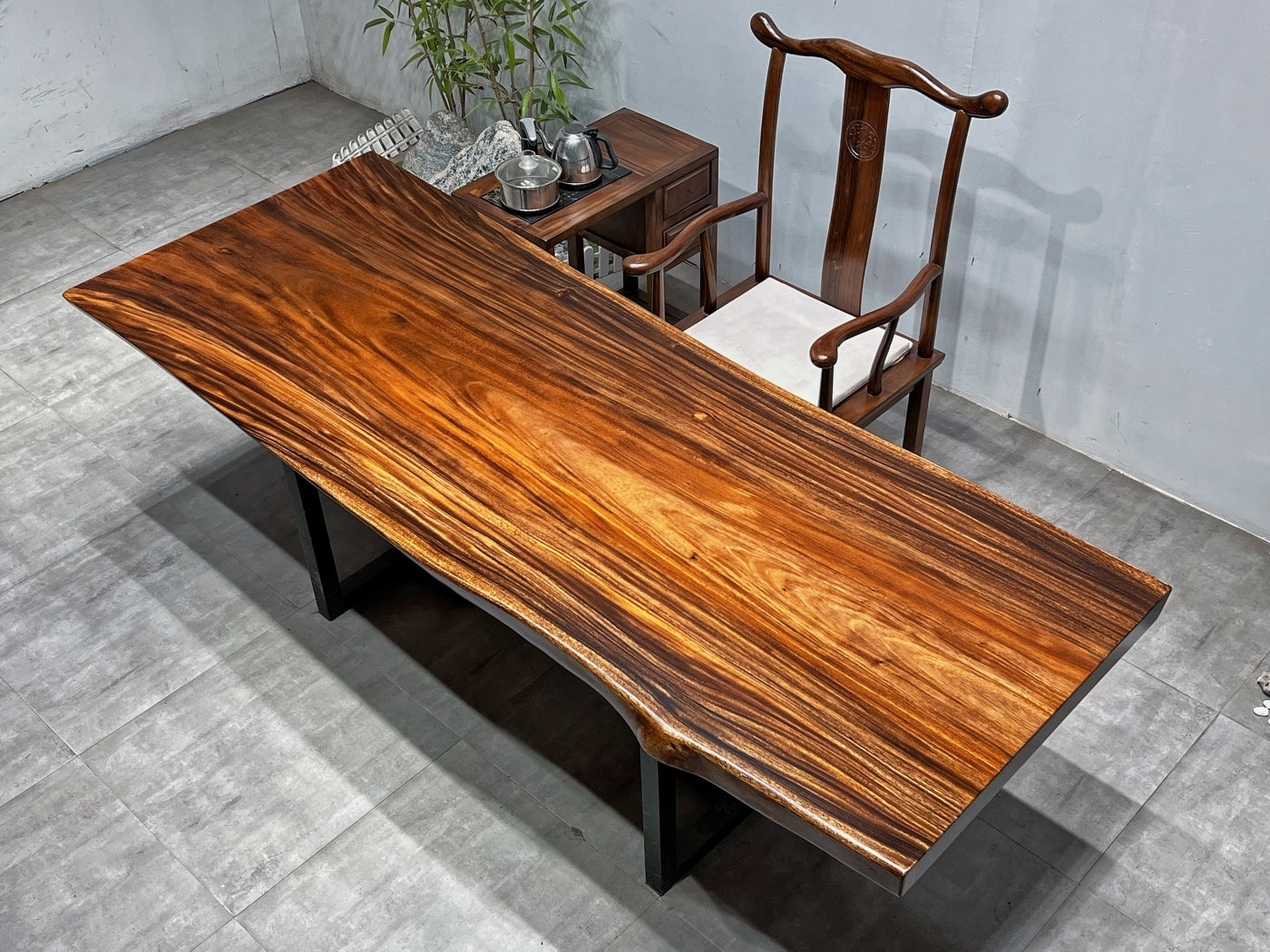 Mesa de losa, Mesa de madera de acacia - nogal negro sudamericano