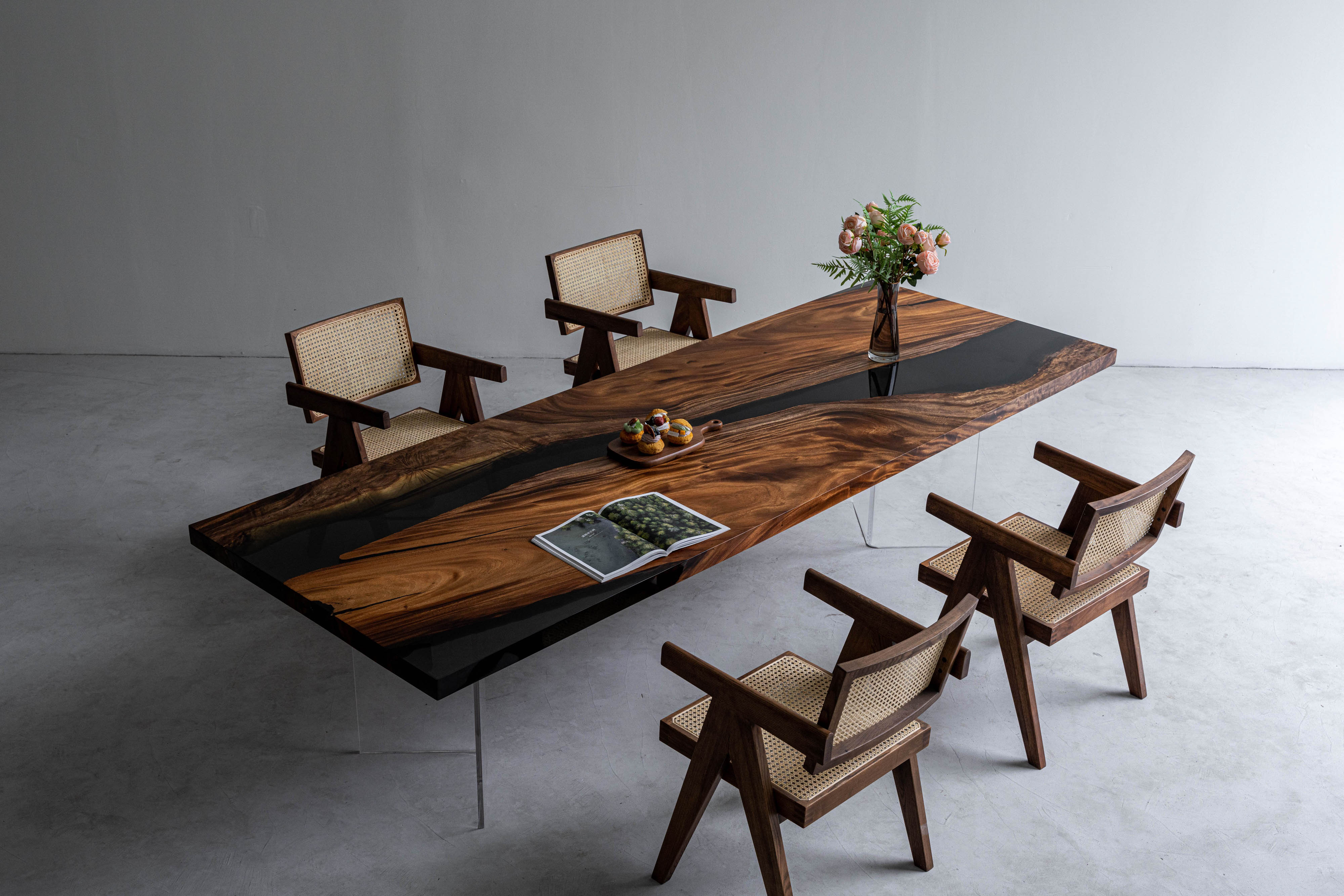 Tavolo in resina epossidica tinto color noce nero, utilizza legno di noce del Sud America