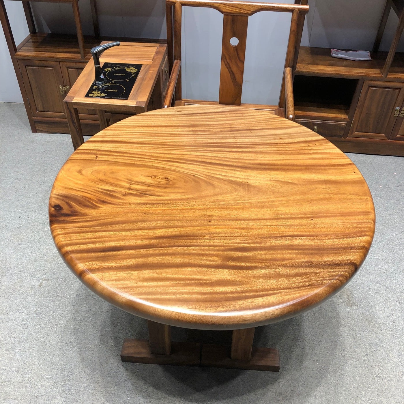 runder Live-Edge-Tisch, runder Holz-Esstisch, einteiliger Holztisch