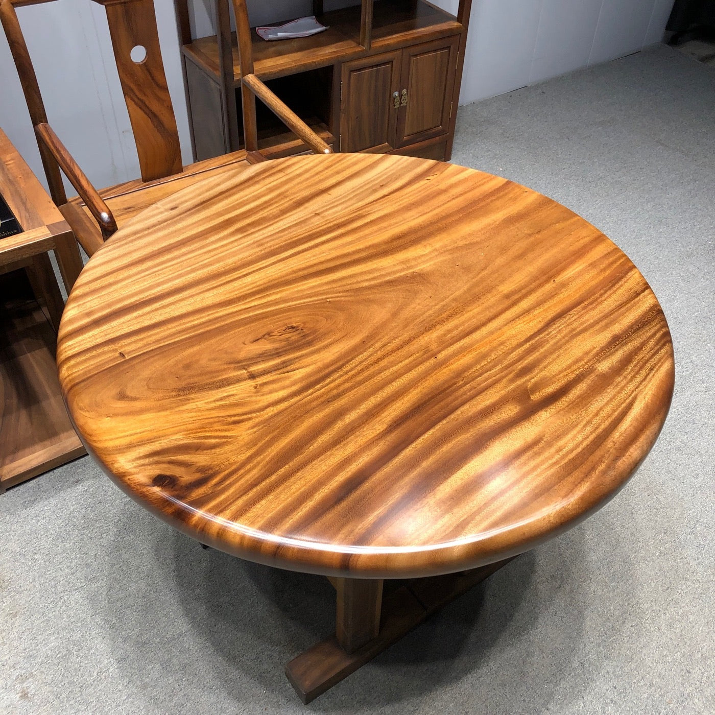 mesa redonda de borda viva, mesa de jantar redonda de madeira, mesa de madeira de uma peça
