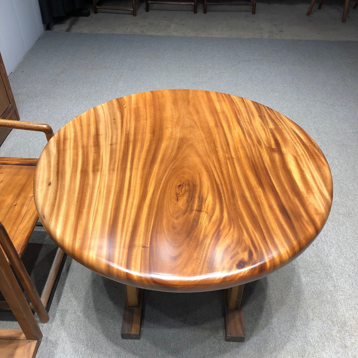 طاولة مستديرة ذات حافة حية، طاولة طعام خشبية مستديرة، طاولة خشبية من قطعة واحدة