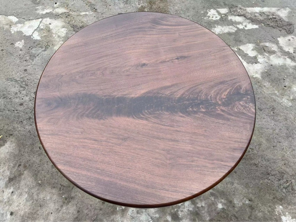 Runder Tisch aus massivem schwarzem Walnussholz, runder Tisch aus einem Stück Holz, runder Tisch und Stühle aus Holz