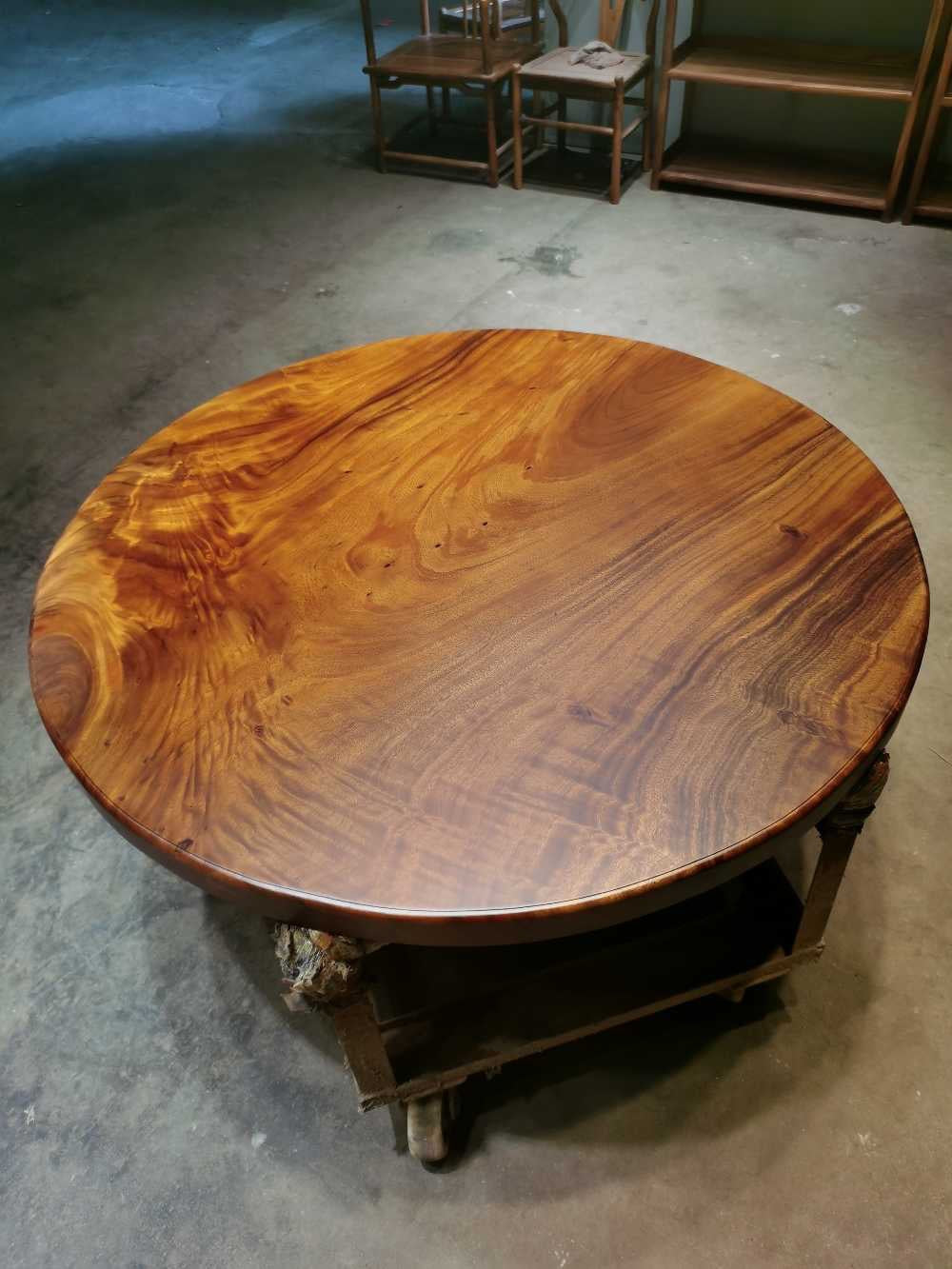 Runder Tisch aus rohem Holz, runder Tisch aus nicht Eichenholz, runde Tischplatten aus unlackiertem Holz, runder Tisch aus lebendem Kantenholz