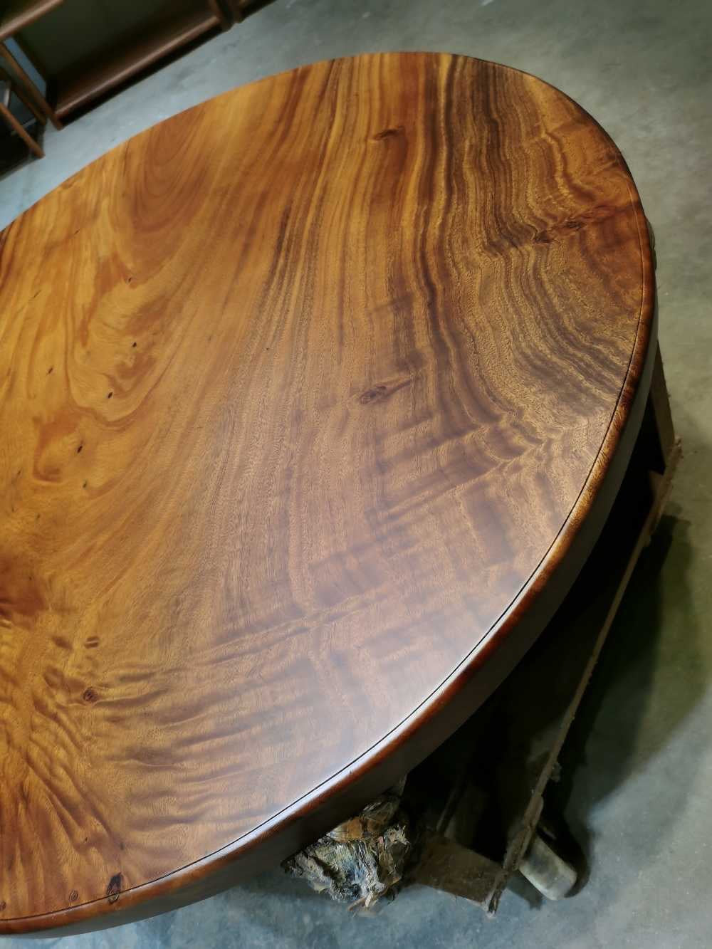 原木のラウンドテーブル、オーク材ではないラウンドテーブル、未完成の木製ラウンドテーブルトップ、ライブエッジウッドラウンドテーブル