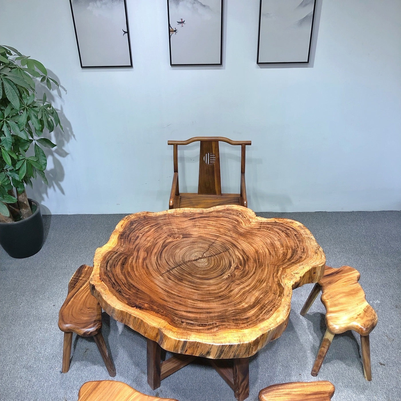 træ rundt sofabord, levende kant rund bordplade, stort rund levende kant spisebord