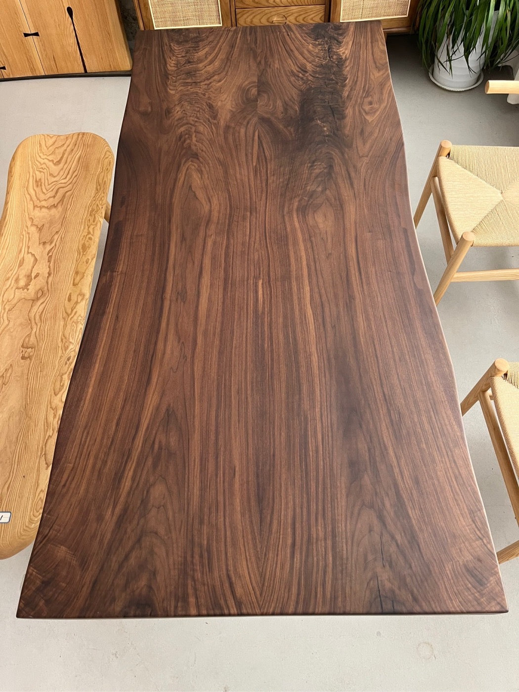 Lastra di noce nera americana, lastra di legno con bordo vivo, tavolo unico