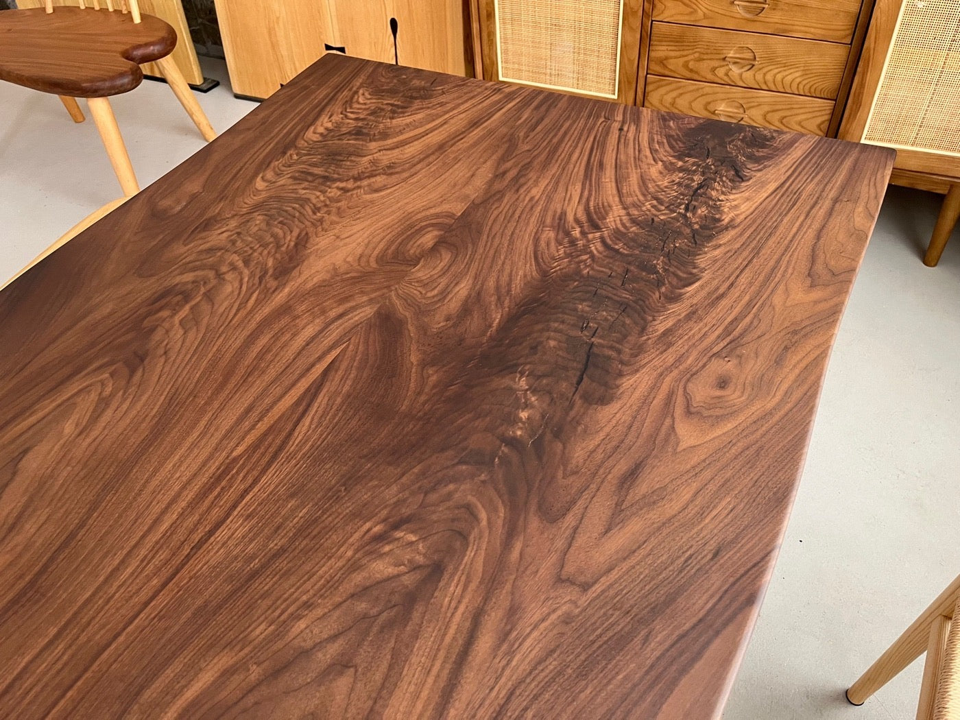 لوح الجوز الأمريكي الأسود، لوح الخشب ذو الحافة الحية، طاولة فريدة من نوعها