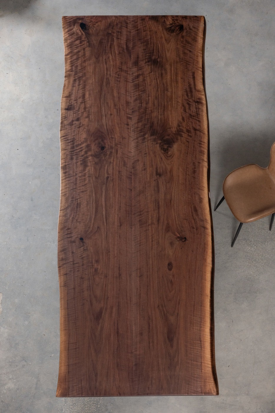Mesa de comedor de madera de losa, losa de nogal americano negro, borde vivo de losa de madera