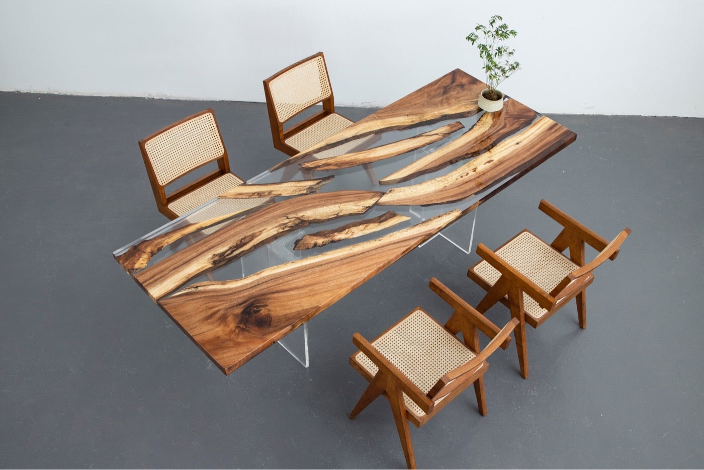tavolo in resina epossidica luminosa, resina epossidica artresin, idee artistiche in resina epossidica, tavolo in legno in resina epossidica