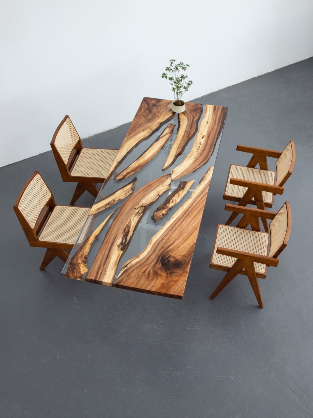 tavolo in resina epossidica luminosa, resina epossidica artresin, idee artistiche in resina epossidica, tavolo in legno in resina epossidica