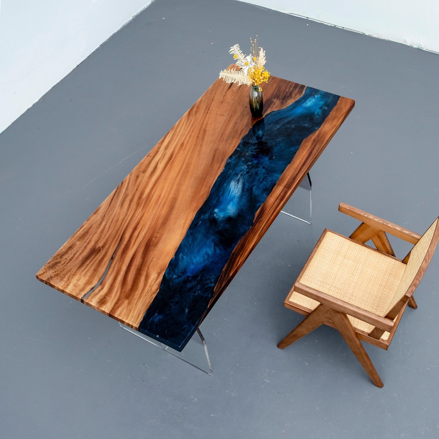 طاولة راتينج إيبوكسي الجوز وأمريكا الجنوبية في أعماق البحار الزرقاء، عمل فني من راتنجات الإيبوكسي
