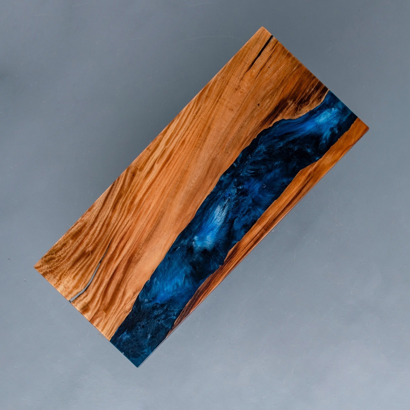 طاولة راتينج إيبوكسي الجوز وأمريكا الجنوبية في أعماق البحار الزرقاء، عمل فني من راتنجات الإيبوكسي