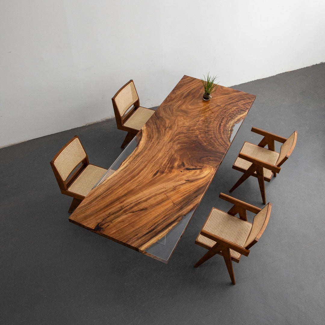 et stykke valnød epoxy harpiks bord