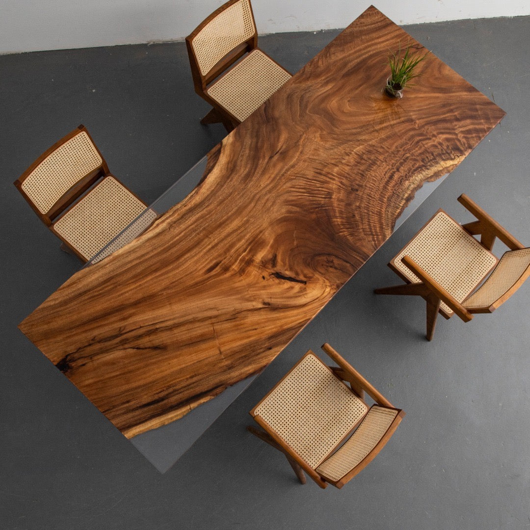 et stykke valnød epoxy harpiks bord
