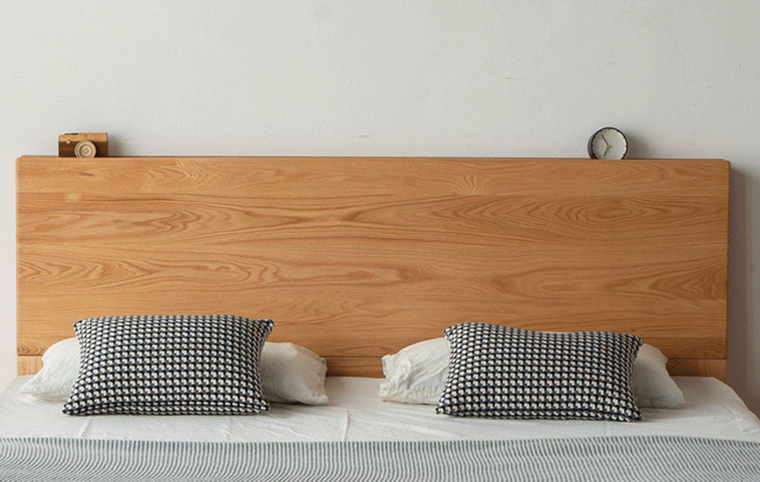سرير من خشب البلوط مع درج وسرير هيدروليكي مع حجرات تخزين