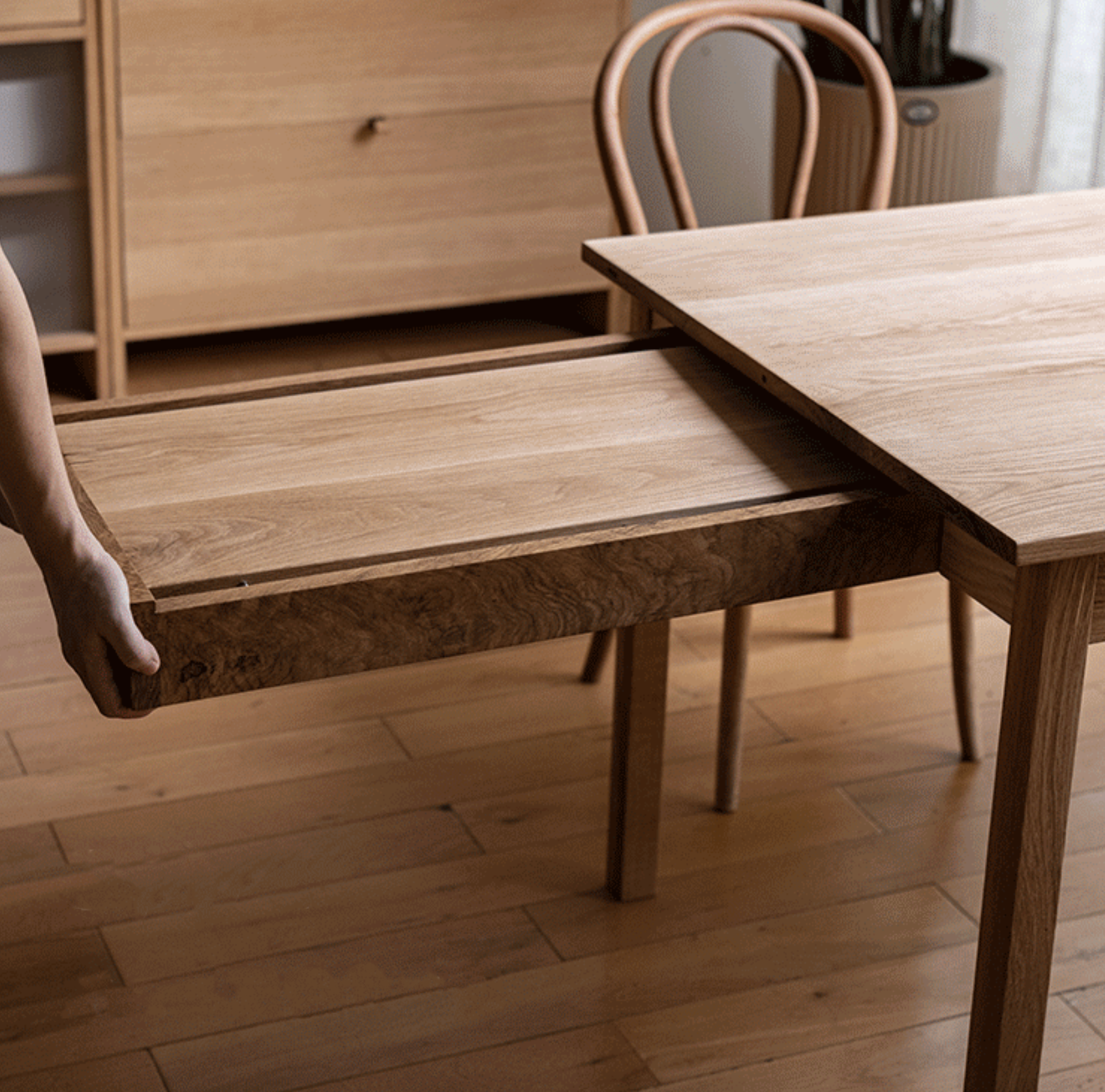 Mesa de comedor extensible de madera maciza de roble Japandi, fabricada en roble macizo
