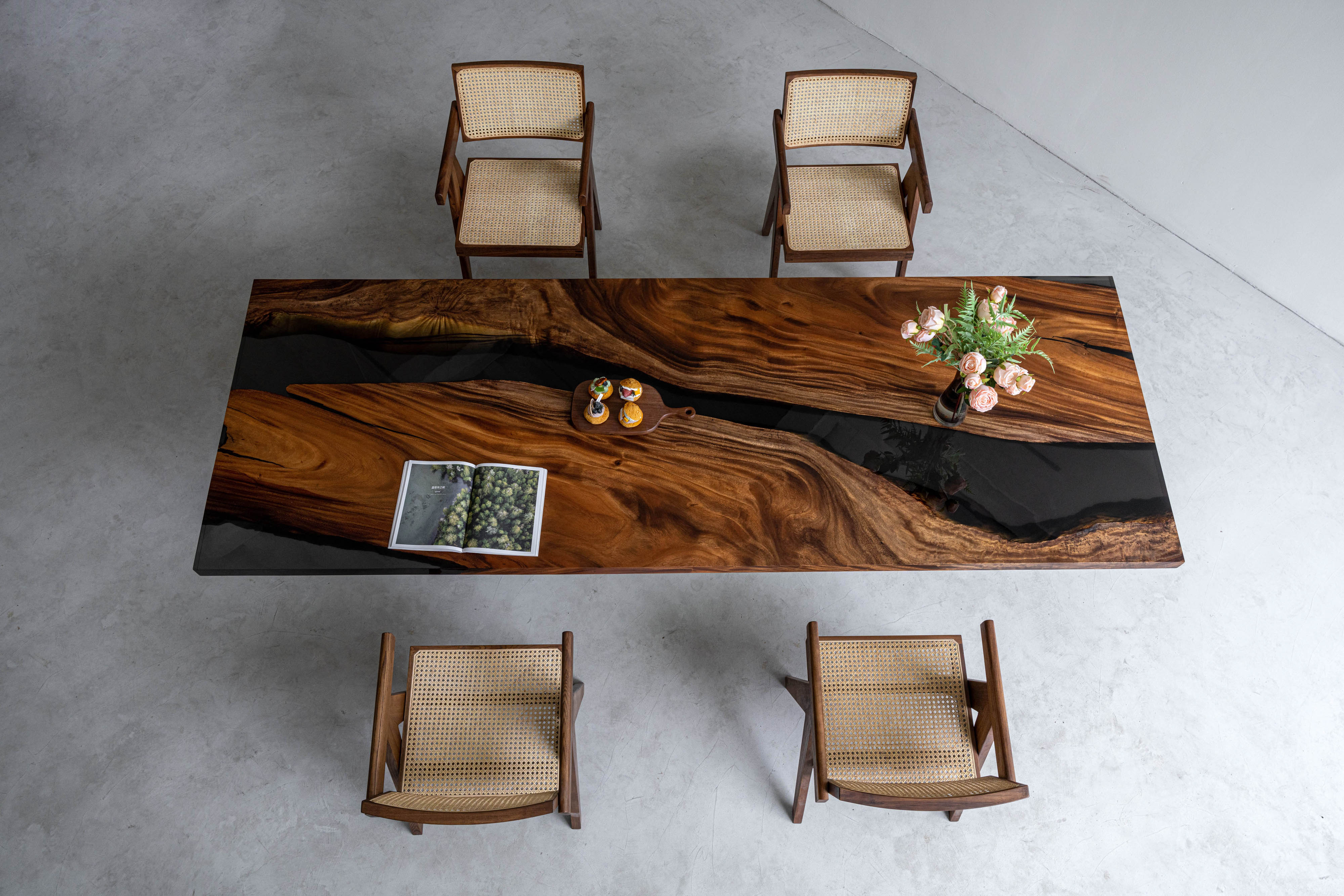 Tavolo in resina epossidica tinto color noce nero, utilizza legno di noce del Sud America