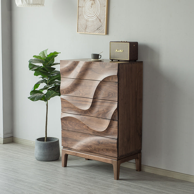 Cómoda moderna ondulada de nogal macizo, gabinete de madera con capas onduladas