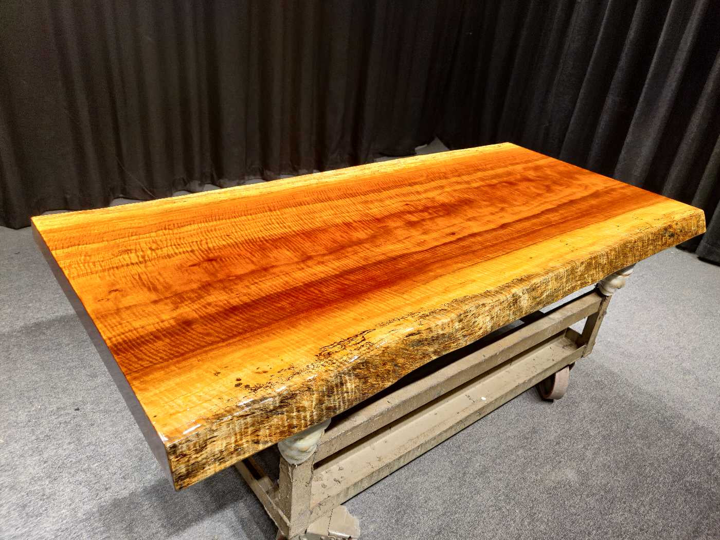 bord av cederträ, bordsskiva i granit, soffbord i Rhodesian Copal träskiva