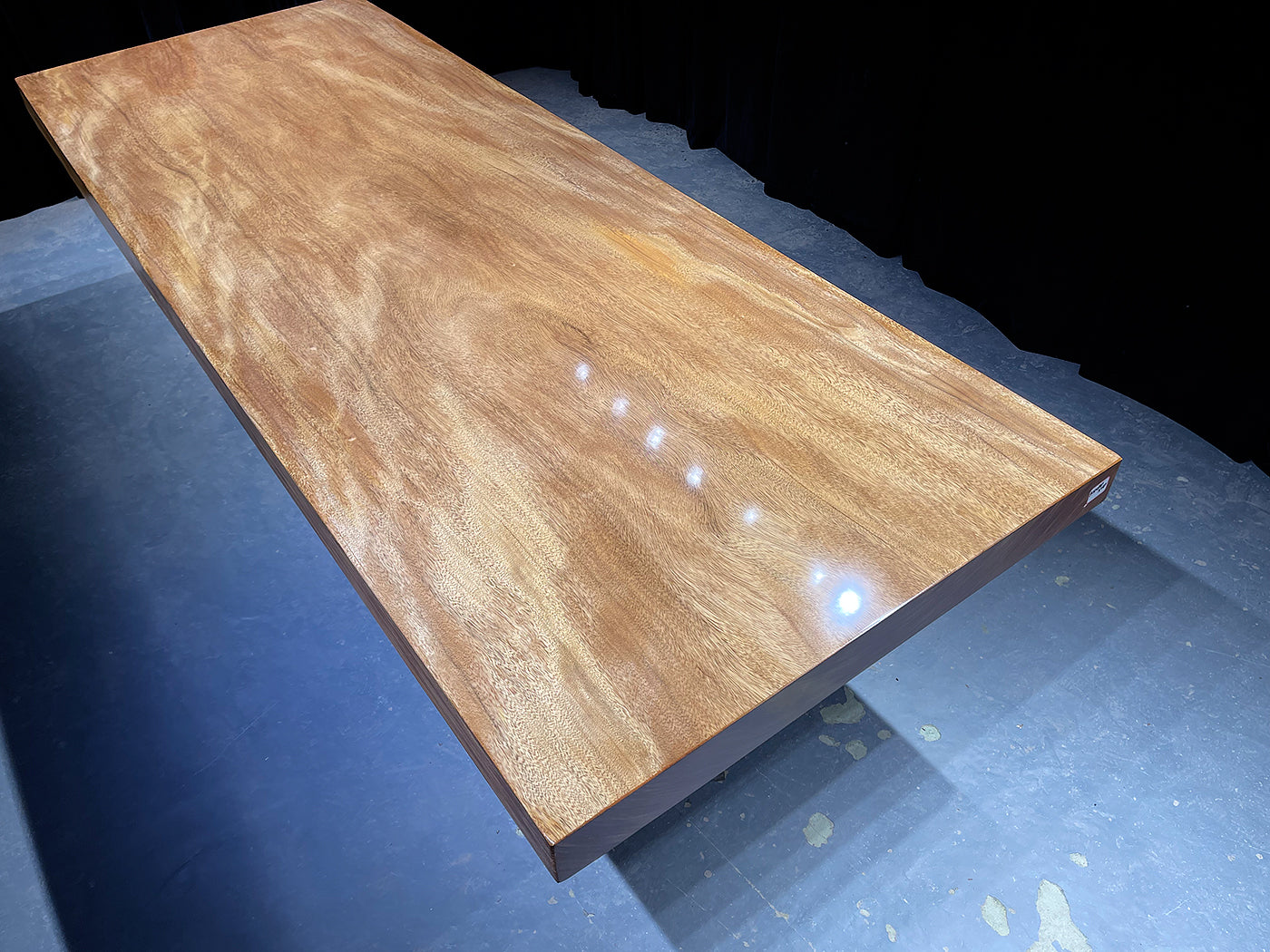 Natürliche Terminalia-Holzplatten-Tischplatte mit Live-Kante