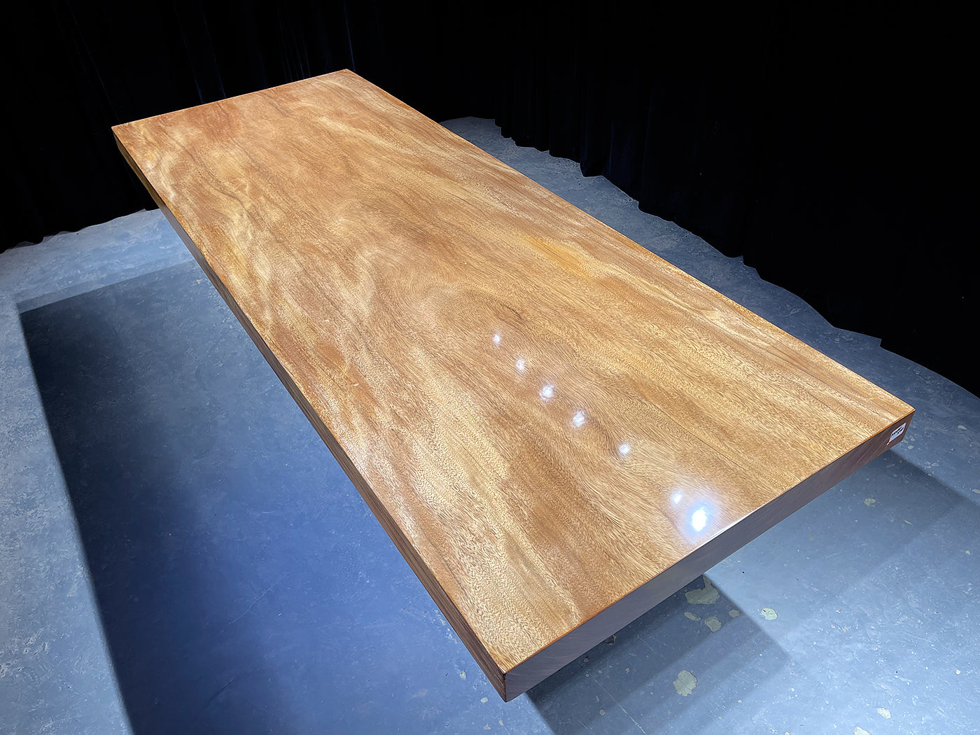 Piano del tavolo in lastra di legno naturale Terminalia con bordo vivo