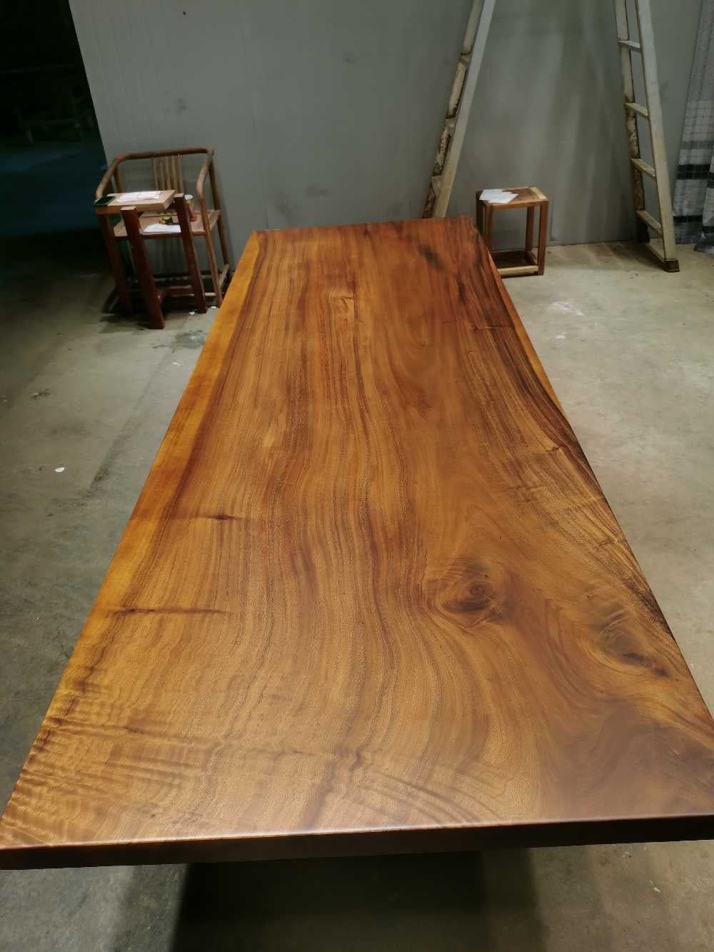 Tischbeine aus Holzplatten, Tischplatte <tc>Congo walnut wood</tc> aus Platten