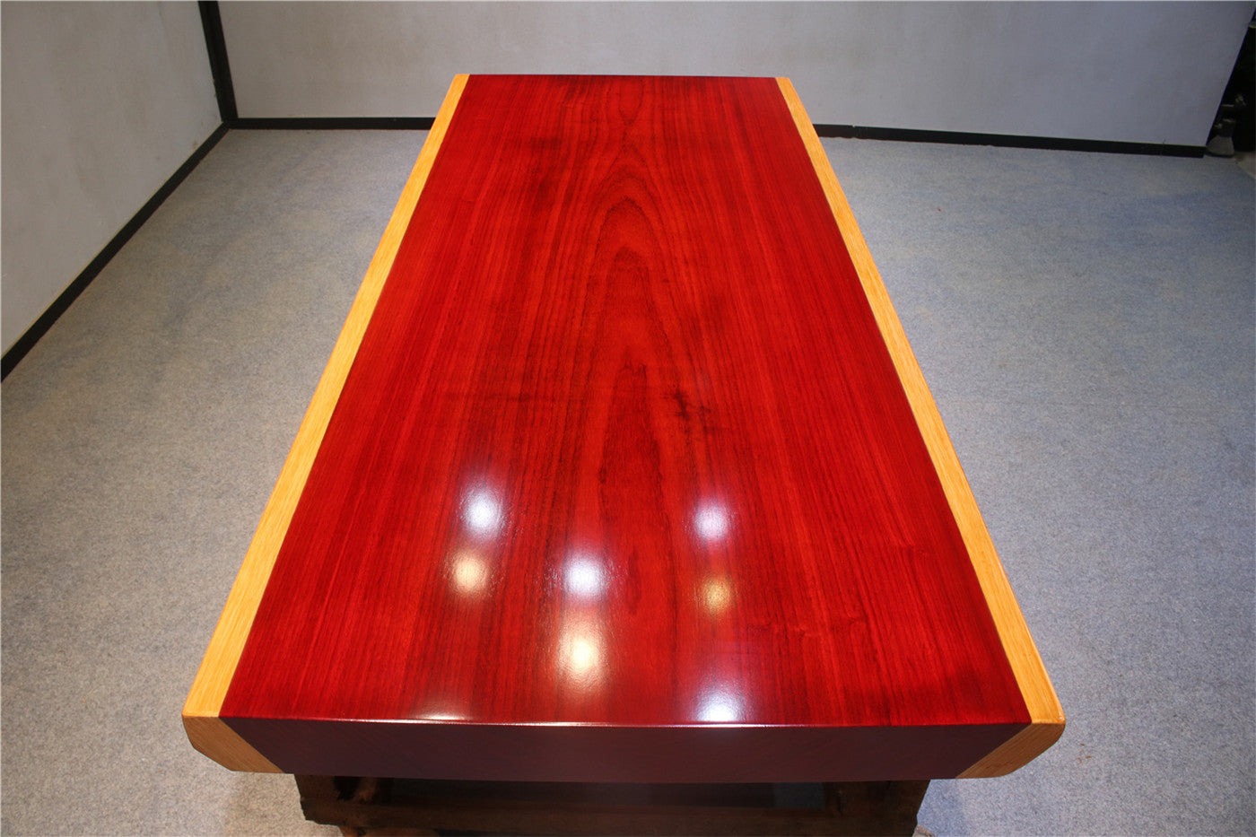 Table originale de couleur rouge, <tc>Padauk</tc> table en bois, <tc>Padauk</tc> table à manger