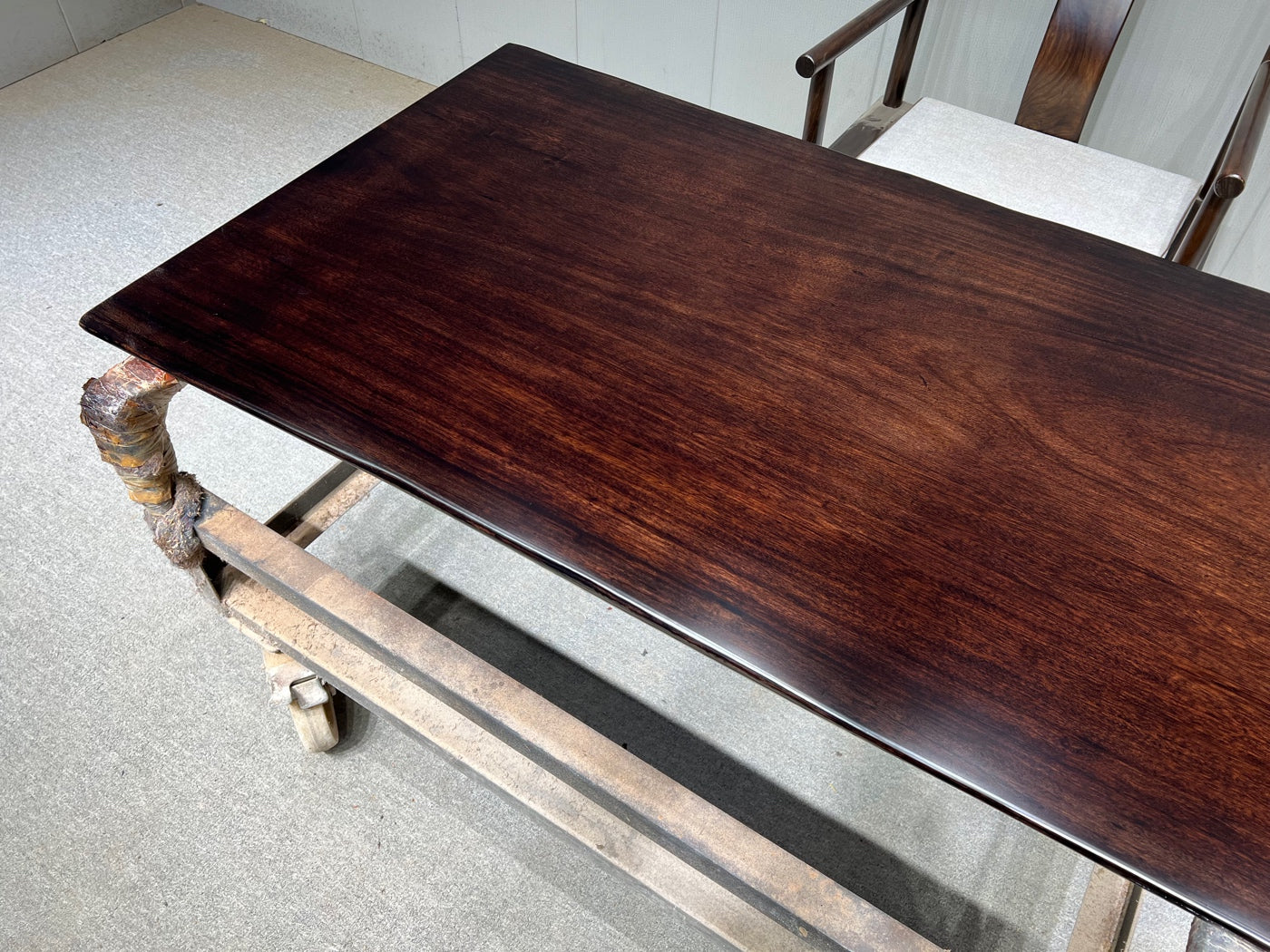 Mesa de conferencias grande de losa de madera cruda, mesa de madera de África occidental, mesa de borde vivo natural