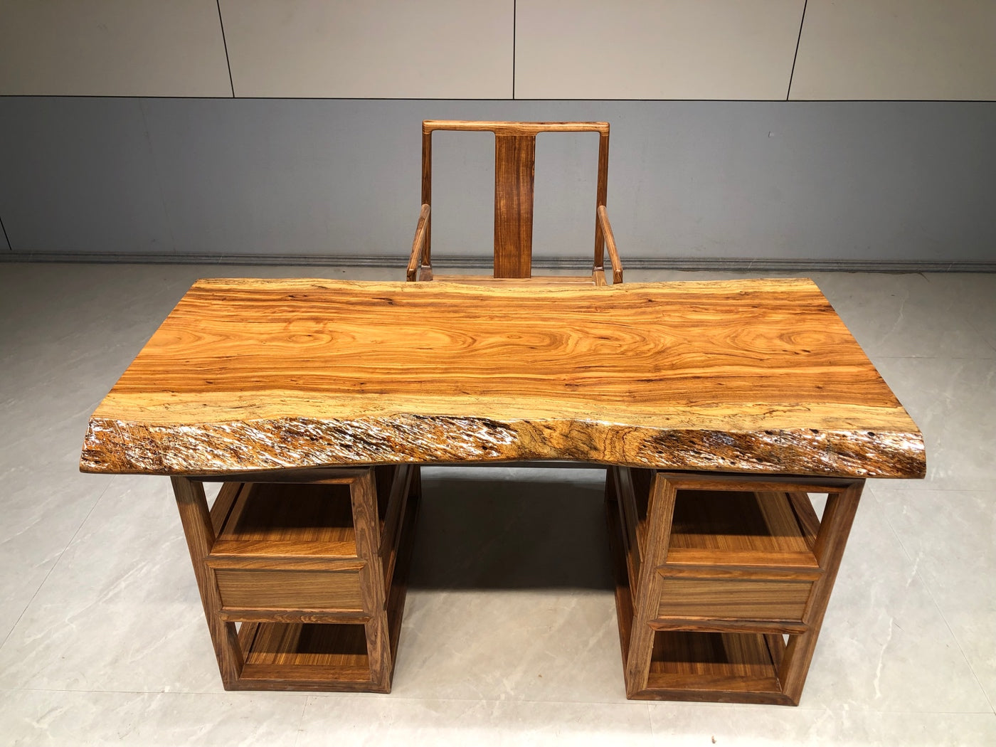 tavolo da pranzo con lastra, lastra di legno dell'Africa occidentale, lastra di legno