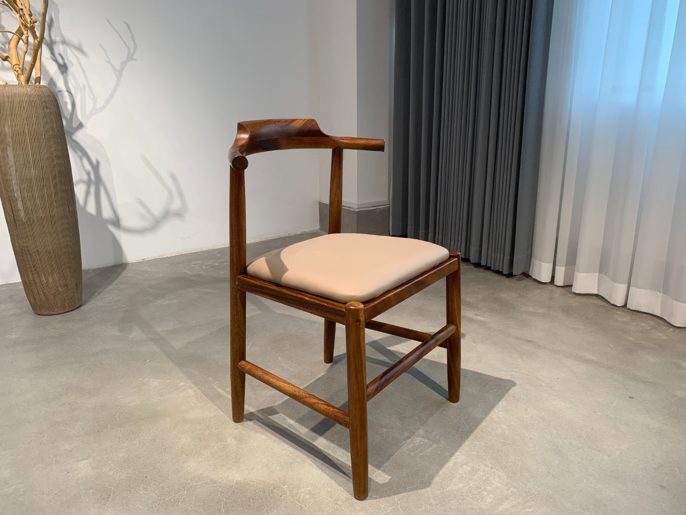 silla de madera, silla de comedor, madera maciza, silla de nogal