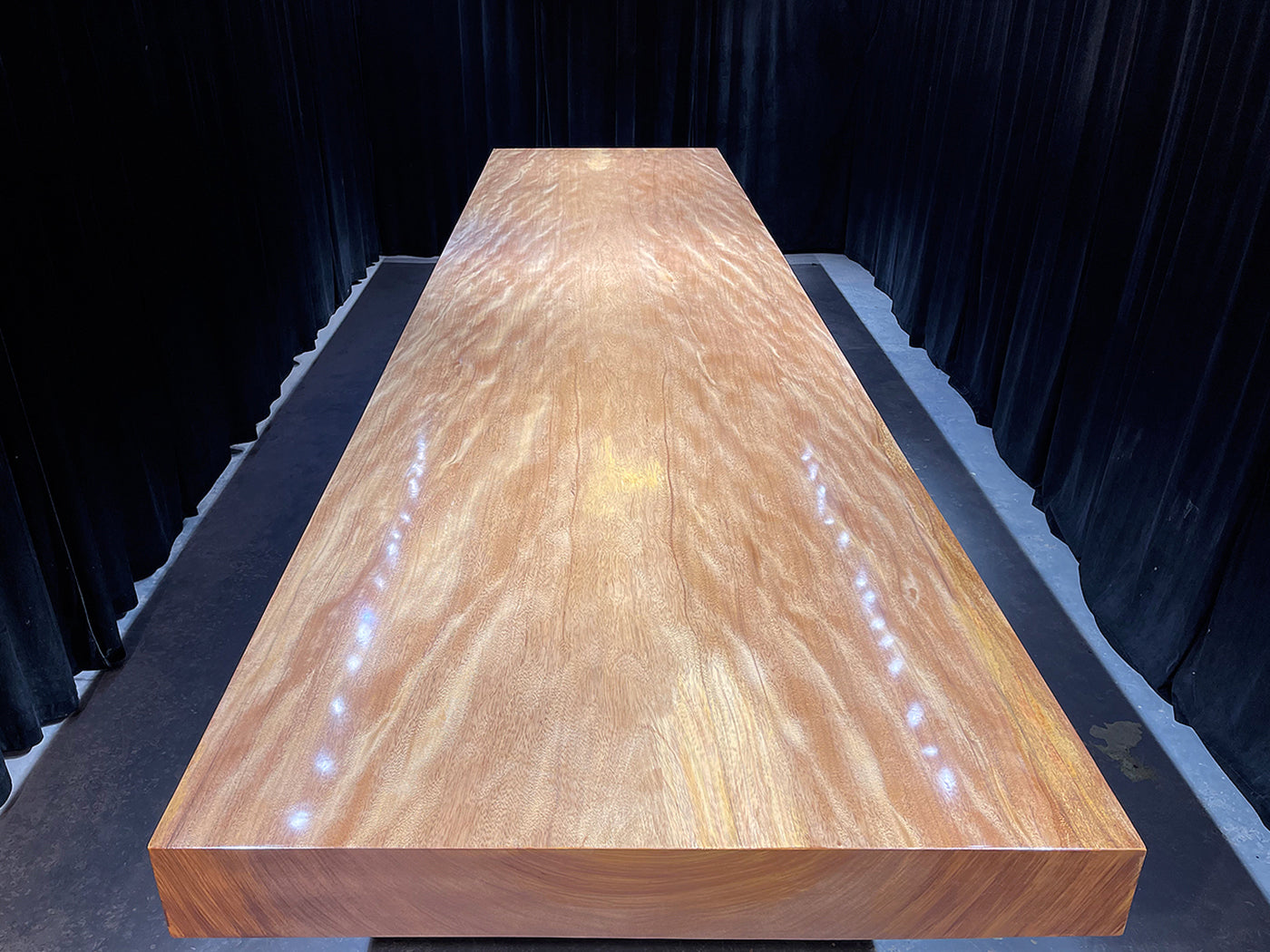 <tc>Terminalia catappa wood</tc> Table basse avec comptoirs en dalles