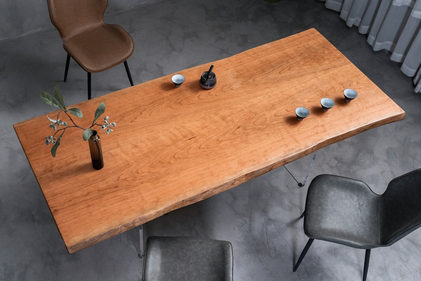 Live-Edge-handgefertigter einzigartiger Live-Edge-Kirschholzplattentisch, Granitplatten-Tischplatte