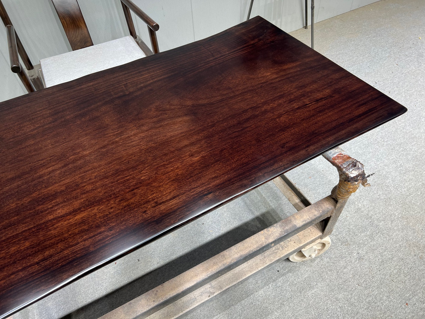 Grande tavolo da conferenza in lastra di legno grezzo, tavolo in legno dell'Africa occidentale, tavolo con bordo vivo naturale