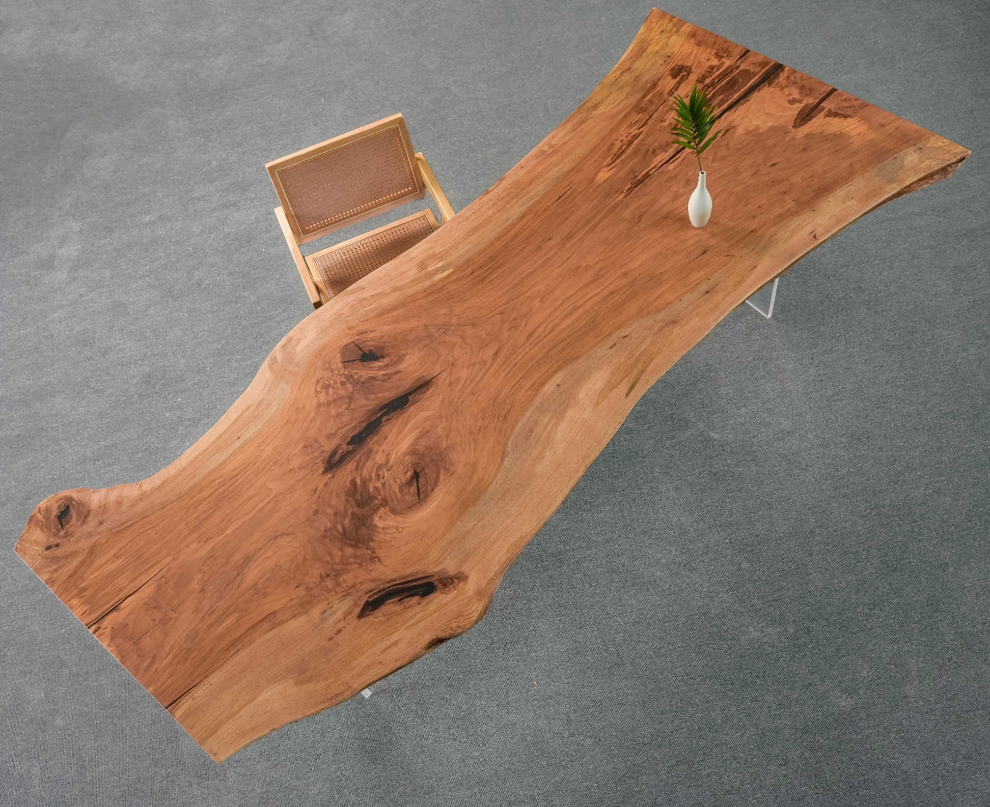 Spezielle Holzform für Esstisch, einfacher Tisch, Live-Edge-Esstisch aus Kirschholz