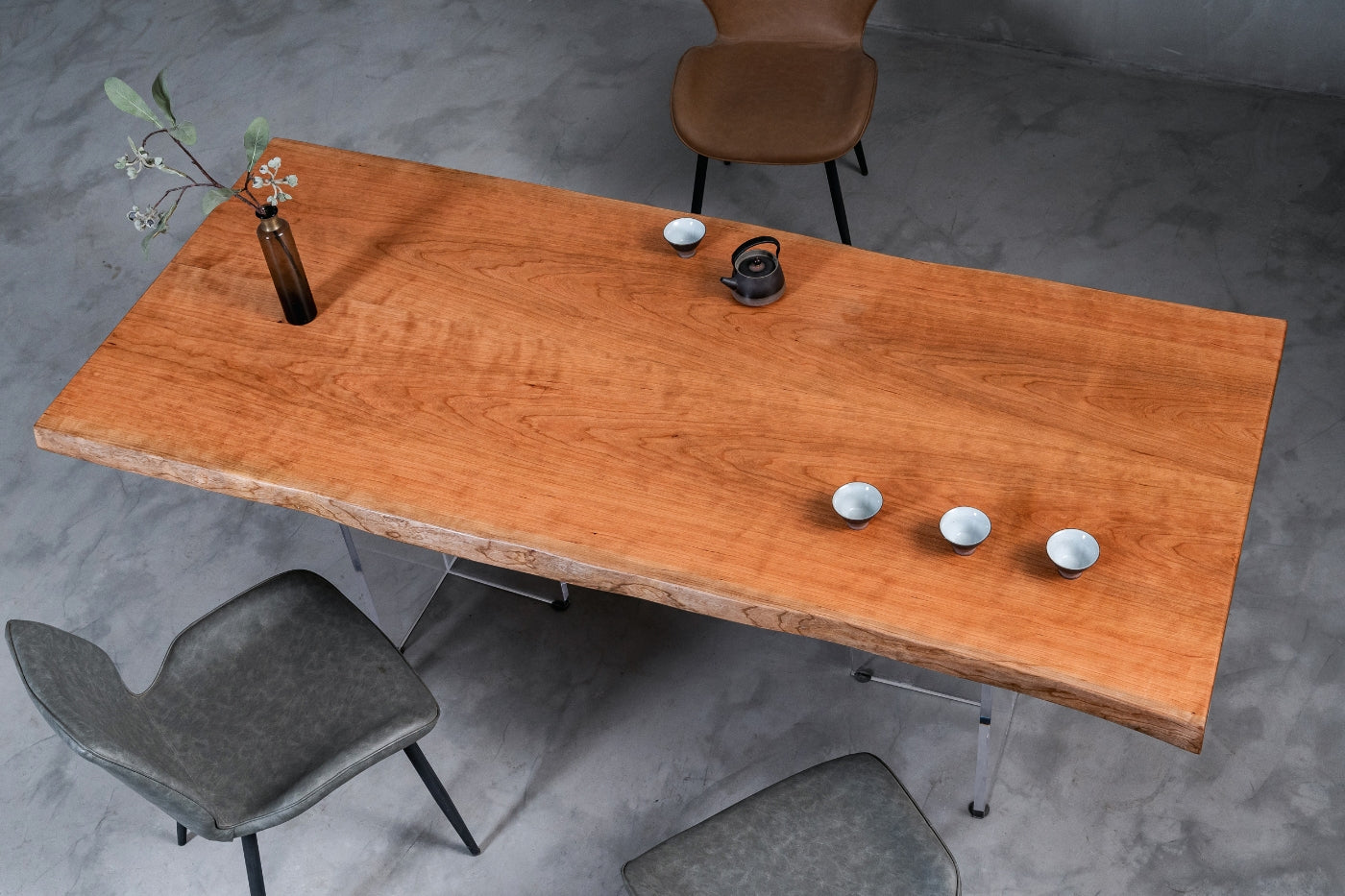 طاولة لوحية من خشب الكرز مصنوعة يدويًا فريدة من نوعها من Live edge، سطح طاولة من الجرانيت