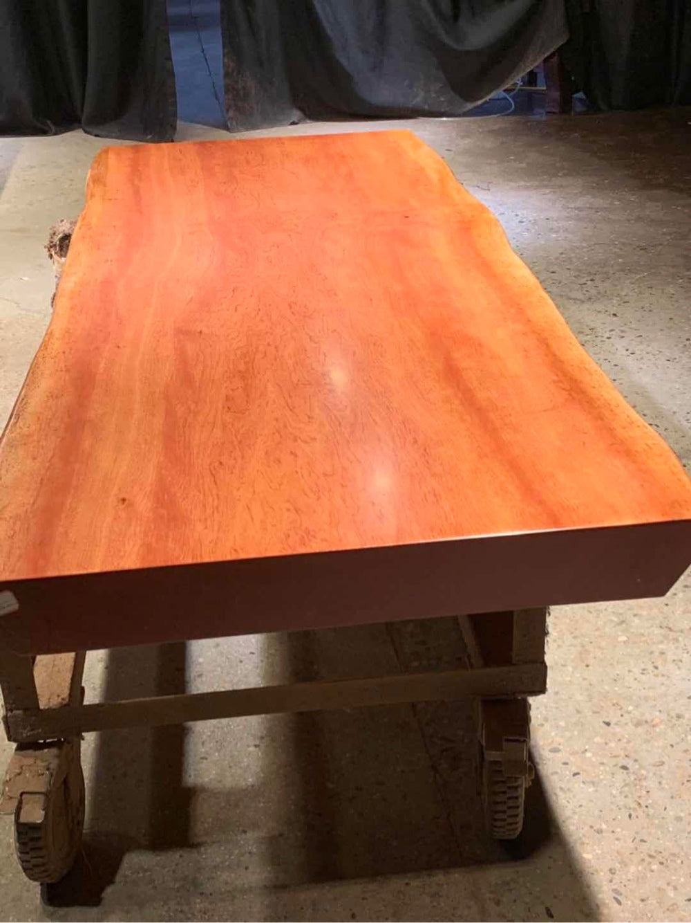 Rosa Tischplatte, <tc>Bintangor</tc> Tischkonstruktion aus Holzplatte