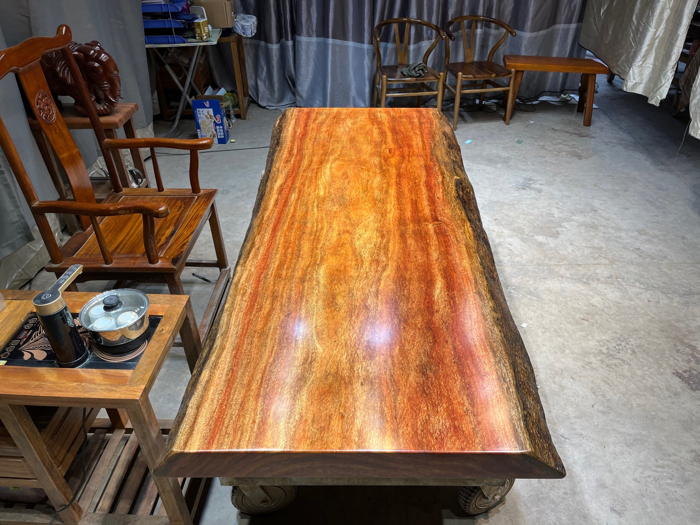 <tc>Tali wood</tc> plateau de table, dalle africaine <tc>Tali wood</tc> live edge pour meuble