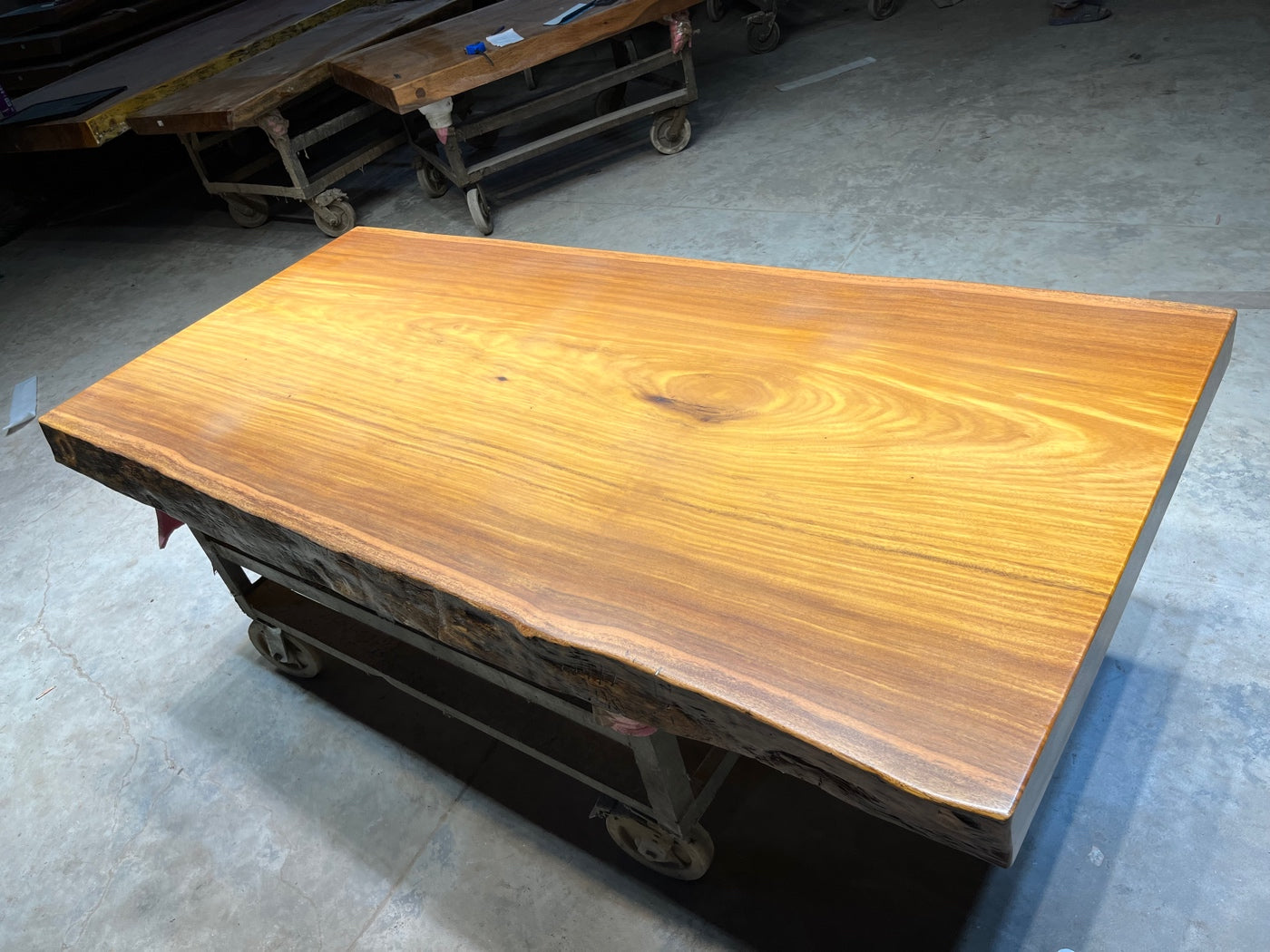 <tc>Tali wood</tc> gambe del tavolo in lastra, <tc>Tali wood</tc> piano del tavolo, design dei tavoli in lastra di legno Africa