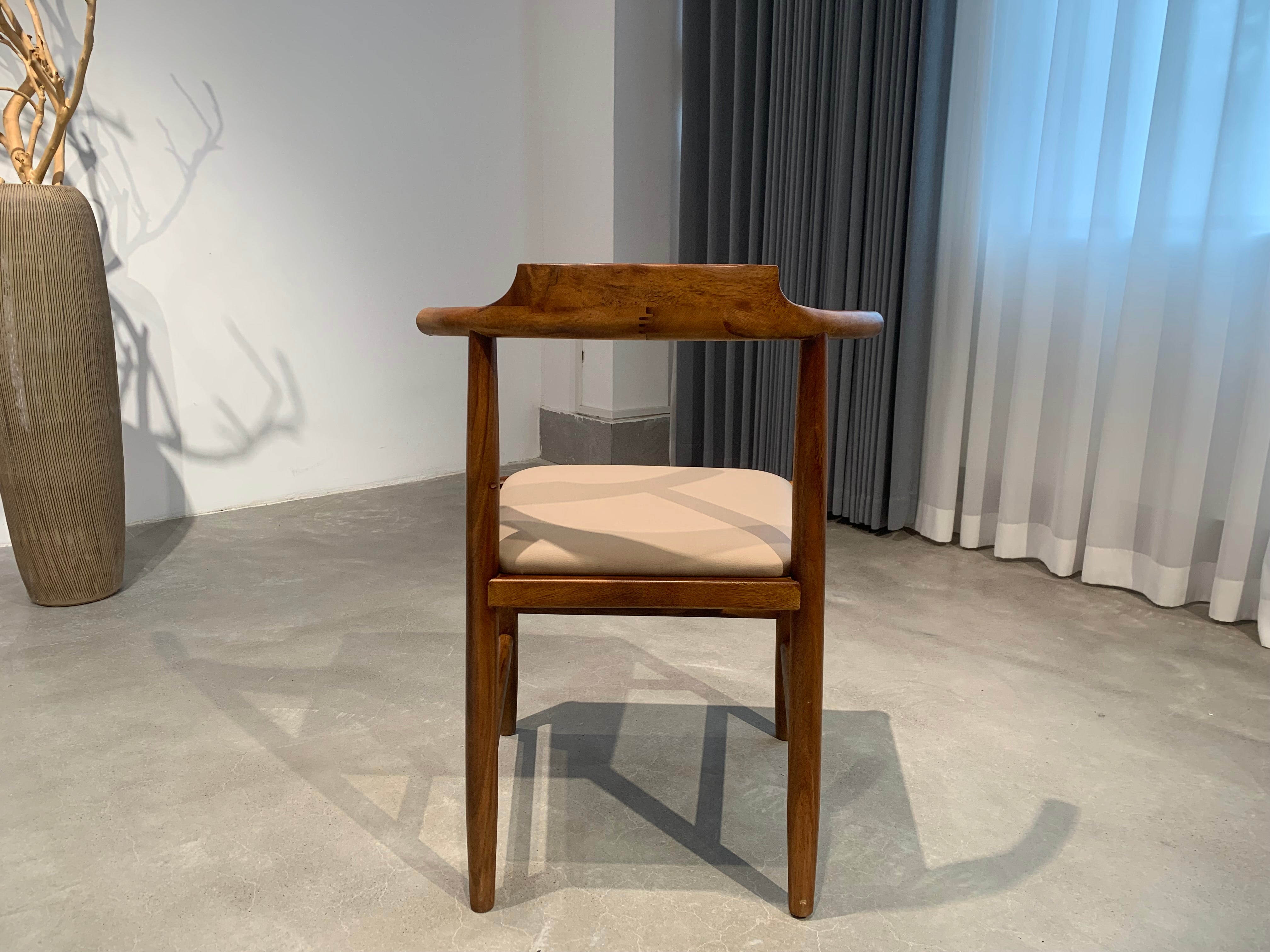 silla de madera, silla de comedor, madera maciza, silla de nogal