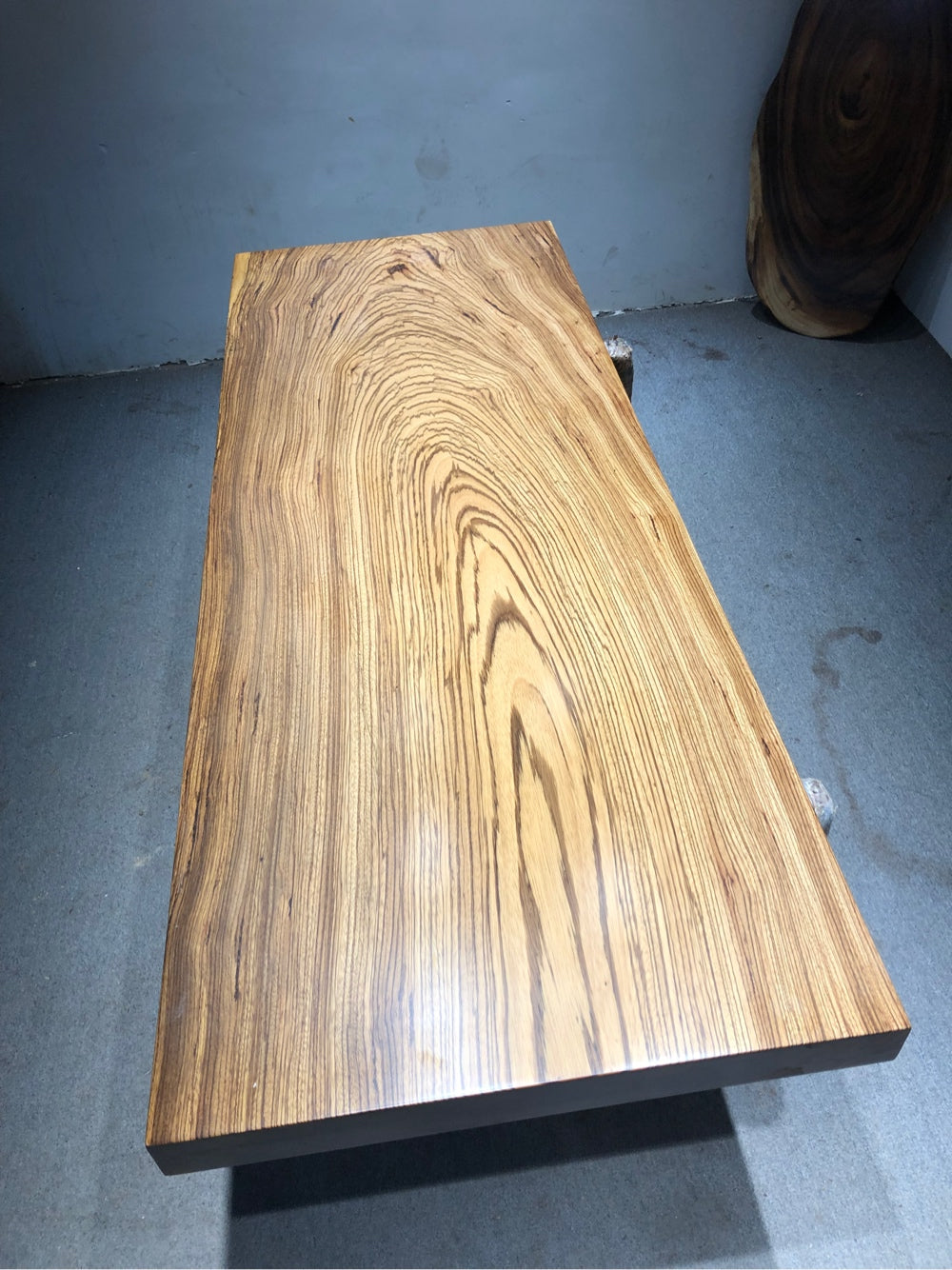 Zingana træ udtrækkeligt spisebord, levende kant spisebord, Zingana træplade sofabord