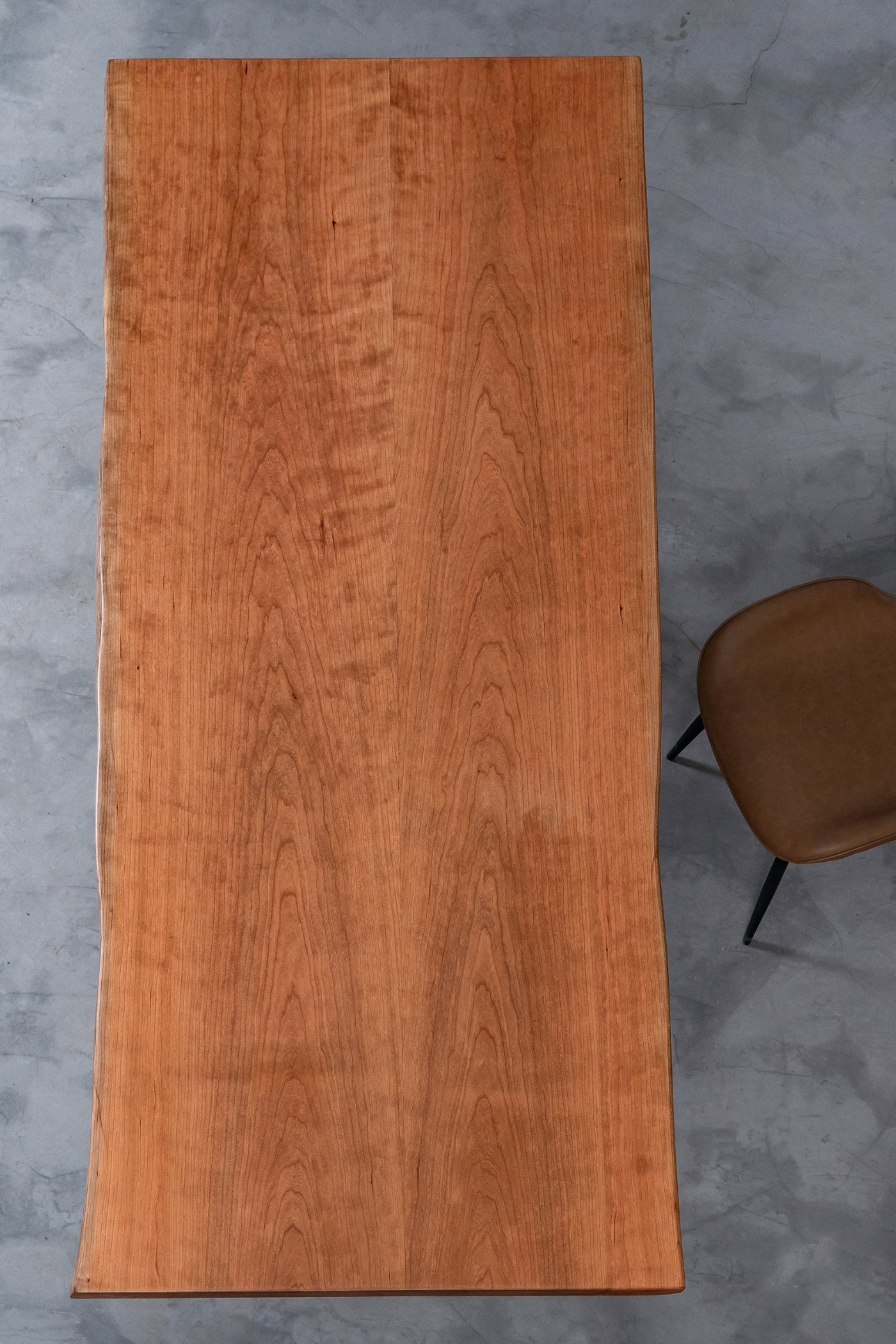 Mesa de losa de madera de cerezo Live Edge única hecha a mano con borde vivo, tablero de mesa de losa de granito