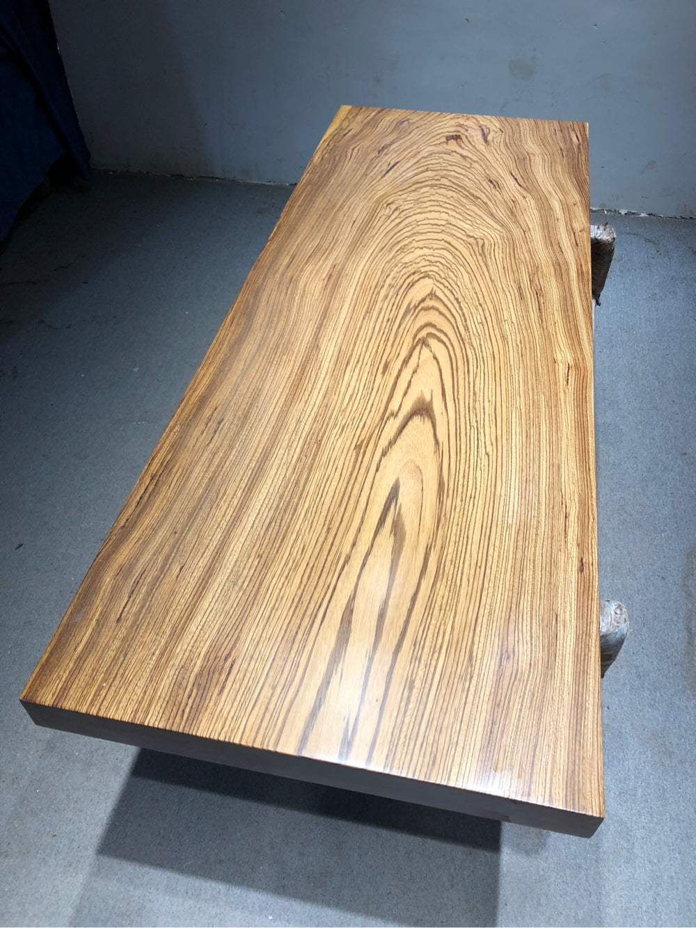 Zingana wood utdragbart matbord, live edge matbord, Zingana wood platt soffbord