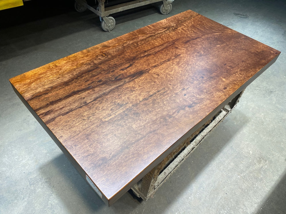 Vollständig individuell gestalteter Tisch mit Tischplatte, Esstisch aus Holz für den Innen- und Außenbereich