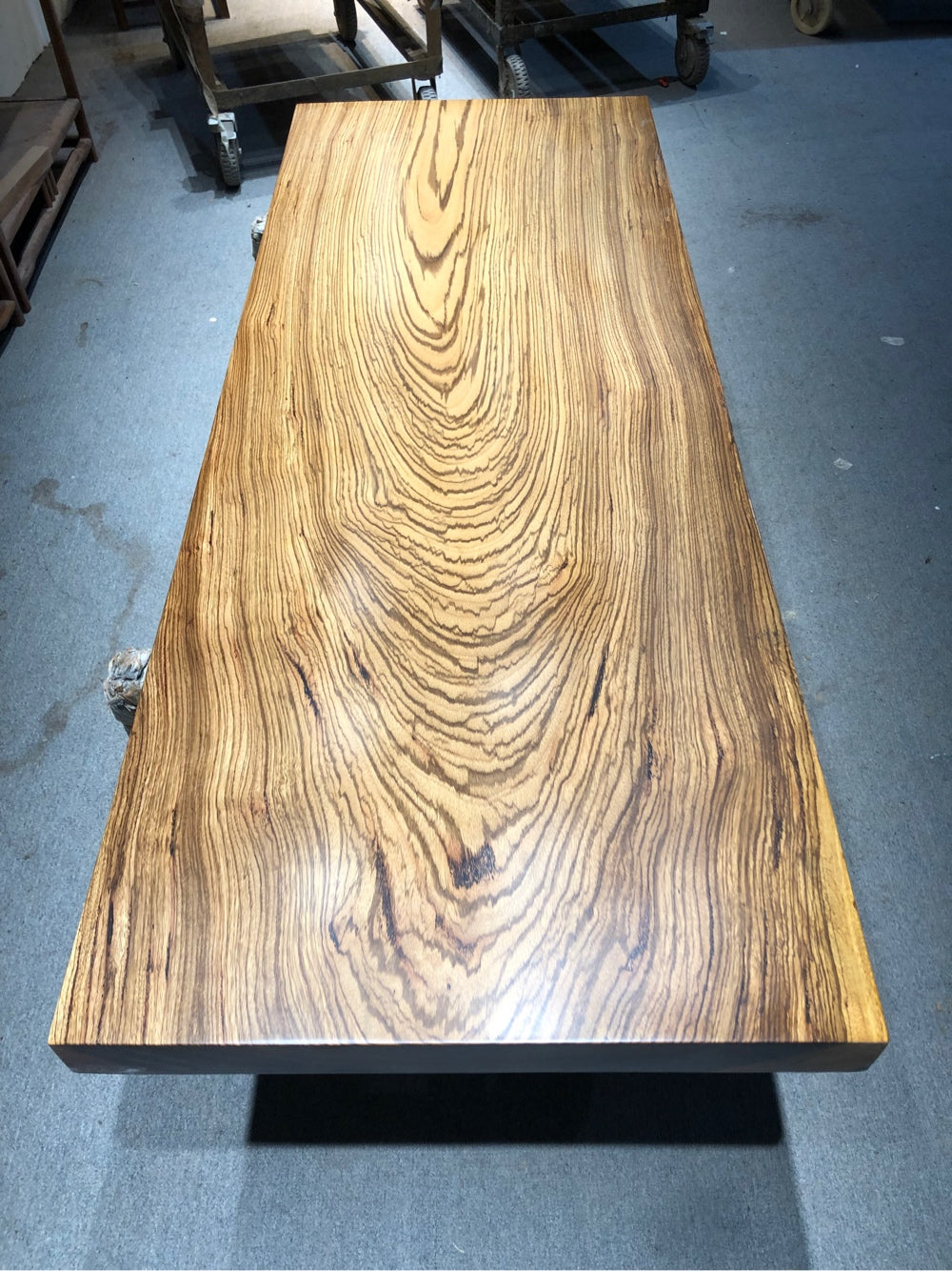 Zingana wood utdragbart matbord, live edge matbord, Zingana wood platt soffbord